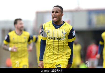 Il Rob Hall di Oxford United celebra il suo obiettivo di farlo 2-1 contro Swindon Town Foto Stock