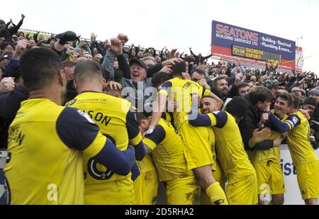 I giocatori di Oxford United festeggiano il 2-1 contro Swindon Town Foto Stock