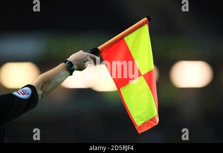 Il linesman tiene in mano la sua bandiera Foto Stock