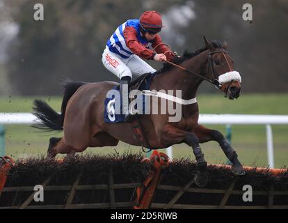 Keepers Hill guidato da Gavin Sheehan salta l'ultimo a. Vinci l'hurdle di Sidney Banks Memorial Novices del 188Bet durante il Sidney Banks Go Racing Raceday 2017 all'ippodromo di Huntingdon Foto Stock