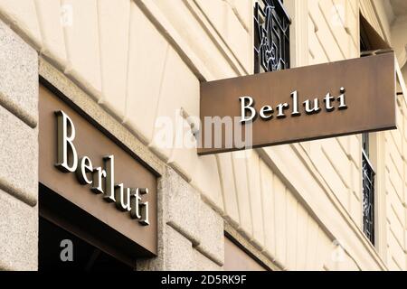 Appeso alla strada montato sulla parete. Berluti è un marchio di lusso che produce e vende scarpe e stivali da uomo. Milano, Italia - 01.09.2020 Foto Stock