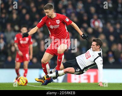 Craig Bryson della contea di Derby (a destra) e Joe Bryan della città di Bristol combatti per la palla Foto Stock