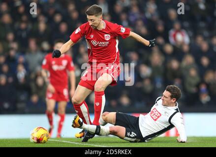 Craig Bryson della contea di Derby (a destra) e Joe Bryan della città di Bristol combatti per la palla Foto Stock