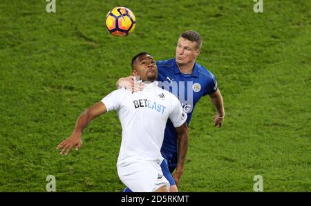 Jordan Ayew di Swansea City e Robert Huth di Leicester City Foto Stock