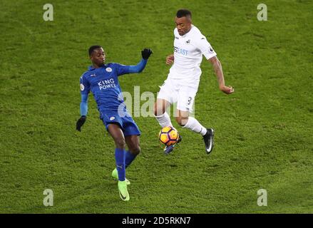 Jordan Ayew di Swansea City e Wilfred Ndidi di Leicester City Foto Stock