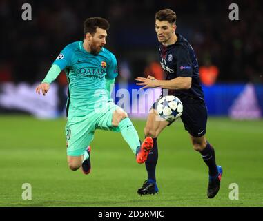 Thomas Meunier di Parigi Saint-Germain e Lionel messi di Barcellona (a destra) battaglia per la sfera Foto Stock