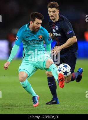 Thomas Meunier di Parigi Saint-Germain e Lionel messi di Barcellona (a destra) battaglia per la sfera Foto Stock