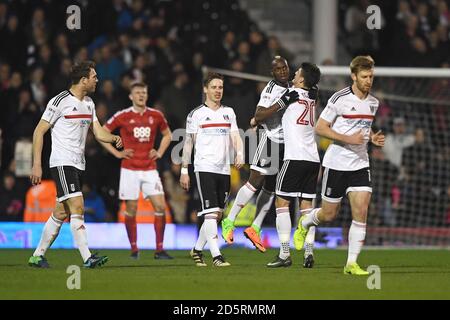 Fulham's Neeskens Kabano (3° a destra) festeggia il punteggio del suo terzo obiettivo del gioco durante Lo Sky Bet Championship tra Fulham e Nottingham Forest A Craven Cottage Foto Stock