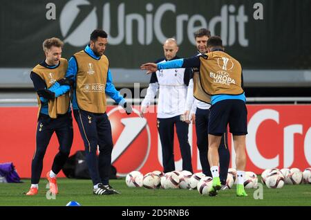 Christian Eriksen di Tottenham Hotspur (a sinistra) e Mousa Dembele di Tottenham Hotspur (centro) durante la formazione Foto Stock