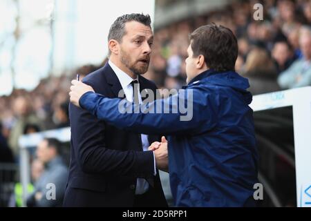 Il manager di Fulham Slavisa Jokanovic (a sinistra) e il manager di Tottenham Hotspur Mauricio Pochettino stringe le mani prima del gioco Foto Stock