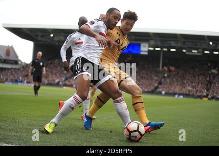 Dennis Odoi di Fulham (a sinistra) e Son Heung-min di Tottenham Hotspur per la sfera Foto Stock