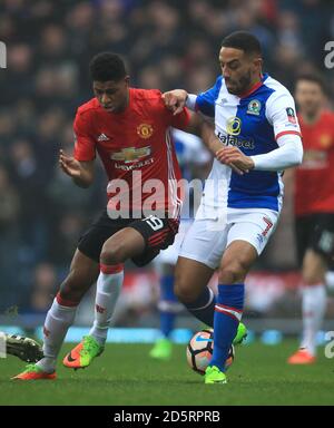 Marcus Rashford di Manchester United (a sinistra) e Liam Feeney di Blackburn Rovers combatti per la palla Foto Stock