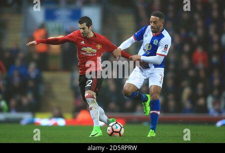 Henrikh Mkhitaryan (a sinistra) di Manchester United e Liam Feeney di Blackburn Rovers combatti per la palla Foto Stock