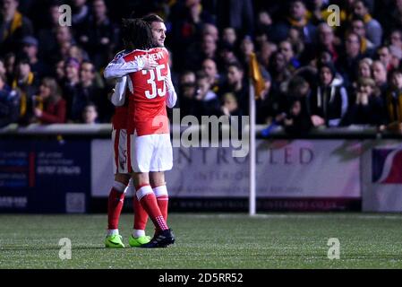 Lucas Perez di Arsenal (a sinistra) celebra il primo gol della sua parte Del gioco con Mohamed Elneny Foto Stock