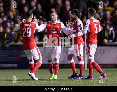 Arsenal's Lucas Perez (seconda a sinistra) celebra il primo obiettivo del suo lato con i suoi compagni di squadra Foto Stock