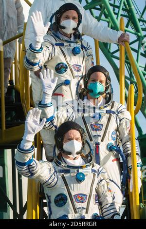 Baikonur, Kazakistan. 14 ottobre 2020. Spedizione 64 cosmonauta russo Sergey Kud-Sverchkov di Roscosmo, TOP, astronauta della NASA Kate Rubins, medio, e cosmonauta russo Sergey Ryzhikov, fondo, addio alle onde prima di salire a bordo del veicolo spaziale Soyuz MS-17 per il lancio, il 14 ottobre 2020, presso il Cosmodromo di Baikur in Kazakistan. Il trio è stato lanciato alle ore 1:45 EDT per iniziare un volo di tre ore a due orbite per raggiungere la Stazione spaziale Internazionale. Foto di Andrey Shelepin/GCTC/NASA/UPI Credit: UPI/Alamy Live News Foto Stock