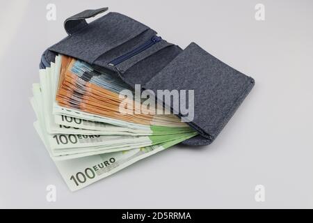 Portafoglio aperto con banconote da 100, 50 e 20 euro. Sfondo isolato. Foto Stock