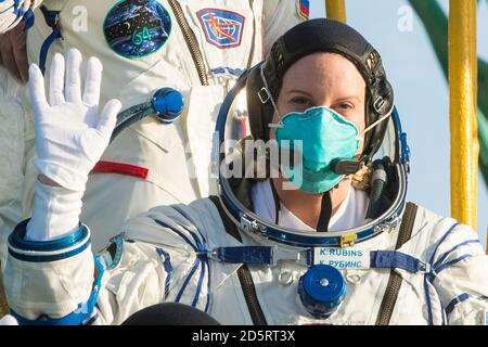 Baikonur, Kazakistan. 14 ottobre 2020. Expedition 64 astronauta della NASA Kate Rubins, si congedano le onde prima di salire a bordo della navicella spaziale Soyuz MS-17 per il lancio con i compagni di equipaggio Sergey Ryzhikov e Sergey Kud-Sverchkov di Roscosmos, il 14 ottobre 2020, presso il Cosmodromo di Baikonur in Kazakistan. Il trio è stato lanciato alle ore 1:45 EDT per iniziare un volo di tre ore a due orbite per raggiungere la Stazione spaziale Internazionale. Foto di Andrey Shelepin/GCTC/NASA/UPI Credit: UPI/Alamy Live News Foto Stock