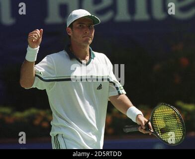 Vincent Spadea degli Stati Uniti contro Andre Agassi degli Stati Uniti. SPADEA ha vinto 6-1, 7-5, 6-7, 6-3. Foto Stock