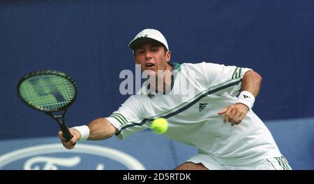 Vincent Spadea degli Stati Uniti contro Andre Agassi degli Stati Uniti. SPADEA ha vinto 6-1, 7-5, 6-7, 6-3. Foto Stock