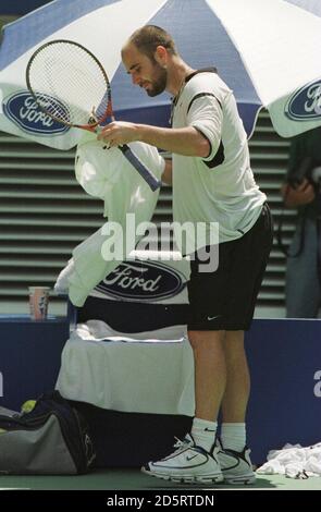 Andre Agassi degli Stati Uniti contro Vincent Spadea degli Stati Uniti. SPADEA ha vinto 6-1, 7-5, 6-7, 6-3. Foto Stock