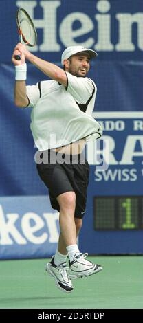 Andre Agassi degli Stati Uniti contro Vincent Spadea degli Stati Uniti. SPADEA ha vinto 6-1, 7-5, 6-7, 6-3. Foto Stock