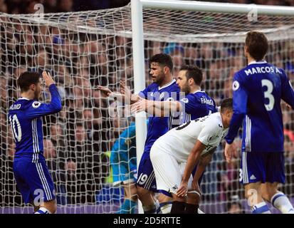 Diego Costa (centro) di Chelsea celebra il terzo gol Foto Stock