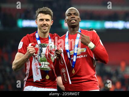 Michael Carrick (a sinistra) e Paul Poggiba di Manchester United festeggiano con Il Trofeo EFL Cup Foto Stock