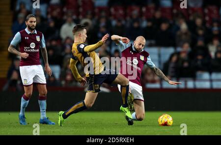 Aston Villa's Alan Hutton (a destra) e David Cotterill di Bristol City combatti per la palla Foto Stock