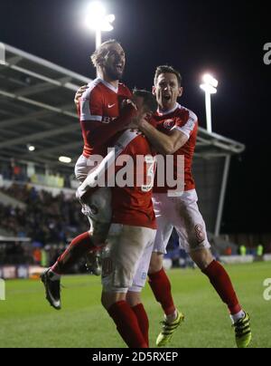 Ricky Holmes di Charlton Athletic celebra il suo terzo obiettivo contro Shrewsbury Town con Lee Novak e Andrew Crofts (8) Foto Stock