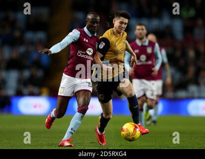 Albert Adomah di Aston Villa (a sinistra) e Callum o'Dowda di Bristol City combatti per la palla Foto Stock