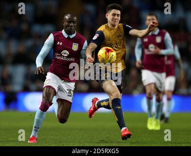 Albert Adomah di Aston Villa (a sinistra) e Callum o'Dowda di Bristol City combatti per la palla Foto Stock