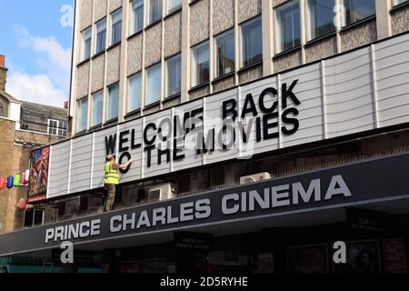 Benvenuto l'annuncio del marquee di ritorno ai film al Prince Charles Cinema, West End, Londra. Molti cinema hanno riaperto con posti a sedere limitati dopo mesi di chiusura durante la chiusura. Foto Stock