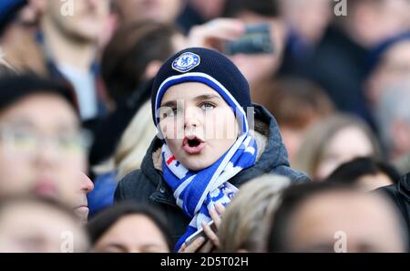 Un giovane fan di Chelsea nelle tribune durante il gioco Foto Stock