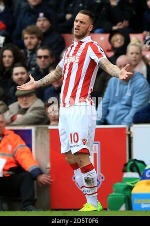 I gesti Marko Arnautovic di Stoke City durante la partita Foto Stock