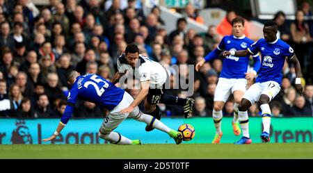 Ramiro Funes Mori di Everton (a sinistra) e Mousa Dembele di Tottenham Hotspur (centro) battaglia per la palla Foto Stock