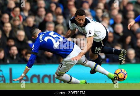 Ramiro Funes Mori di Everton (a sinistra) e Mousa Dembele di Tottenham Hotspur (centro) battaglia per la palla Foto Stock