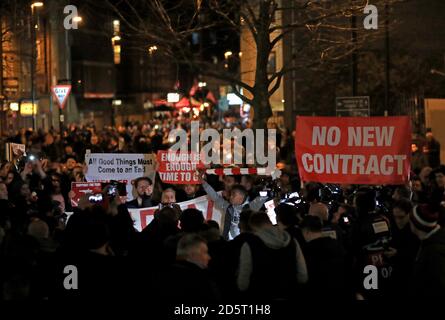 I sostenitori dell'Arsenale protestano fuori dallo stadio Emirates Foto Stock