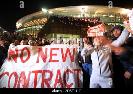 I sostenitori dell'Arsenale protestano fuori dallo stadio Emirates Foto Stock