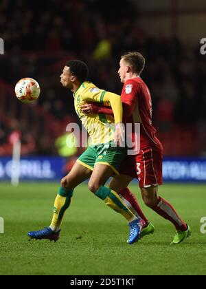 Joe Bryan di Bristol City (a destra) e Josh Murphy di Norwich City in azione Foto Stock