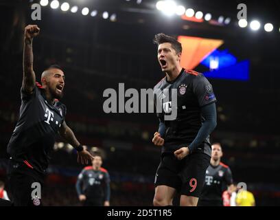 Robert Lewandowski (a destra) del FC Bayern Munich festeggia il suo punteggio Primo obiettivo del gioco con il compagno di squadra Arturo Vidal Foto Stock