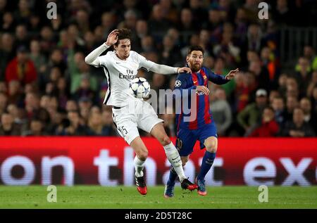 Adrien Rabiot di Parigi Saint-Germain (a sinistra) e Lionel messi di Barcellona (a destra) combatti per la palla Foto Stock