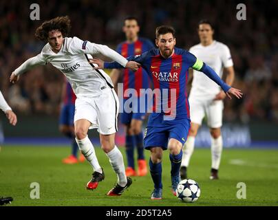 Lionel messi di Barcellona (a destra) e Adrien Rabiot di Parigi Saint-Germain (a sinistra) combatti per la palla Foto Stock