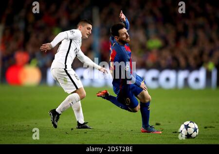 Marco Verratti di Parigi Saint-Germain (a sinistra) e Lionel messi di Barcellona (a destra) combatti per la palla Foto Stock