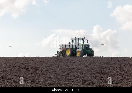 Agamartha, Carrigaline, Cork, Irlanda. 14 ottobre. Il contractor Lyndon Smith semina grano invernale nella fattoria di John Griffin, nel comune di Agamartha, fuori Carrigaline, Co. Cork, Irlanda. - credito; David Creedon / Alamy Live News Foto Stock