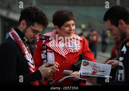 Un sostenitore di Lincoln City prima della finale del quarto della fa Cup Tra Arsenal e Lincoln City Foto Stock