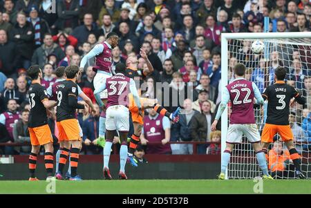 Aston Villa's Jonathan Kodjia (centro a sinistra) segna il primo obiettivo del suo lato del gioco con un intestazione Foto Stock