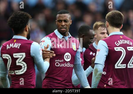 Jonathan Kodjia (Centro) di Aston Villa celebra il suo secondo obiettivo Contro Sheffield Mercoledì con i suoi compagni di squadra Foto Stock