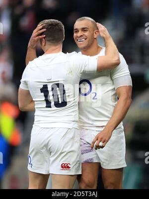 Jonathan Joseph (a destra) dell'Inghilterra festeggia con Owen Farrell dopo aver segnato il suo terzo tentativo Foto Stock