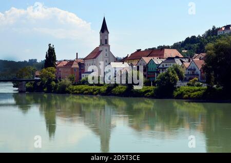 Germania, Innstadt è una parte di Passau sulla riva destra della locanda con le case e la chiesa di San Gertraud Foto Stock